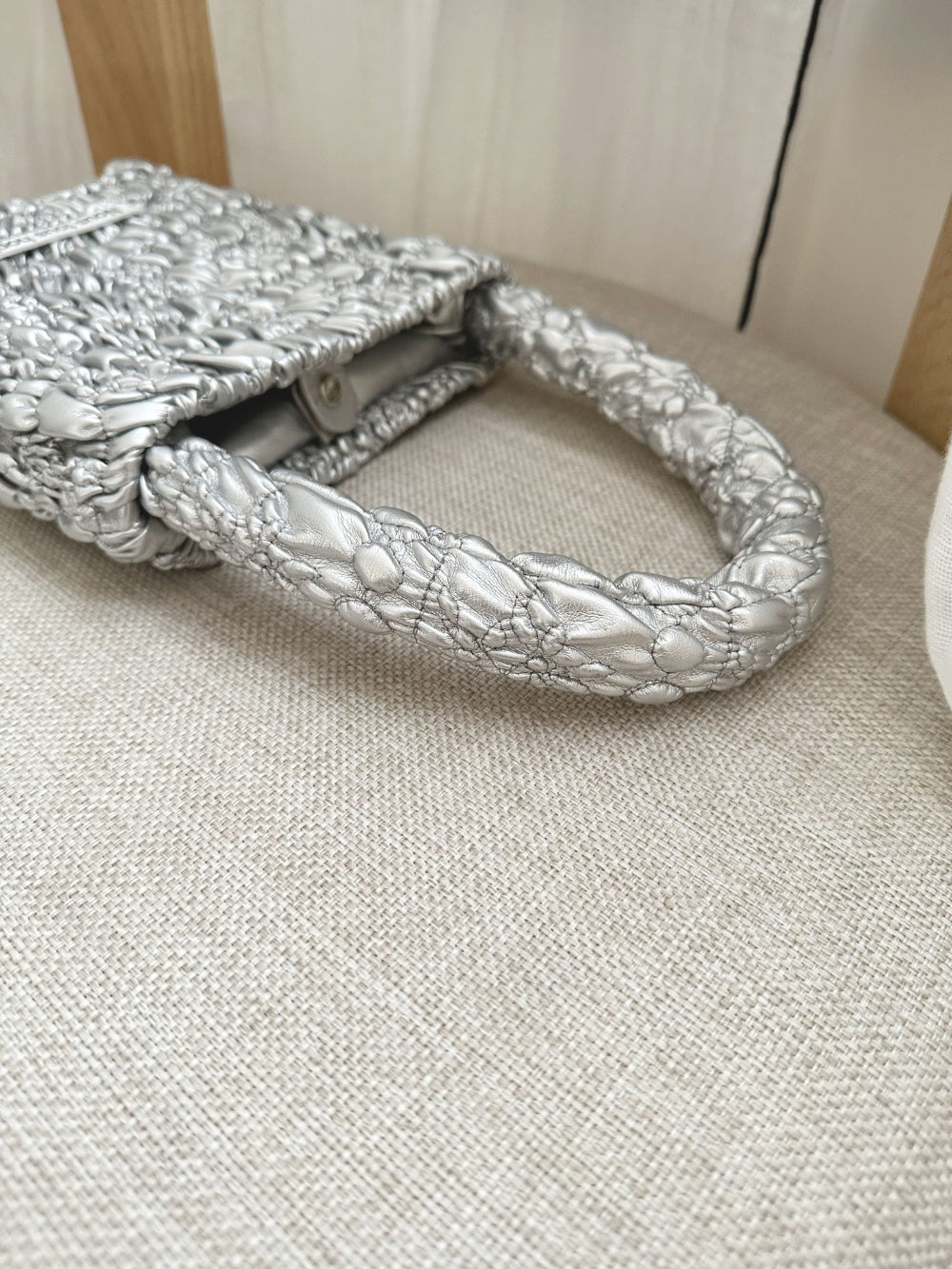 韓國設計師款 金屬皺褶手提包 ─ 太空銀